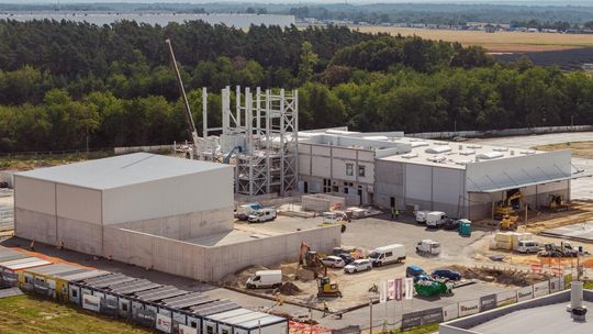 Nowa fabryka Baumit pnie się w górę: w Zimnej Wódce rośnie 63-metrowa wieża technologiczna
