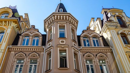 Nowoczesne okna w starych kamienicach