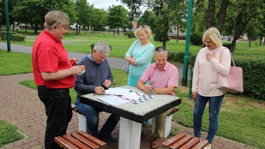 Nowogard: Nowe lampy przy murach nad jeziorem