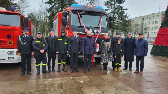 Nowogard: Uroczyste przekazanie nowego samochodu dla OSP Wyszomierz