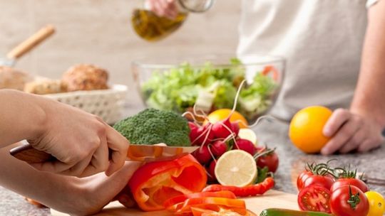 Noworoczne postanowienie? Więcej warzyw. 5 zasad jedzenia warzyw, aby przynosiły więcej korzyści dla naszego zdrowia