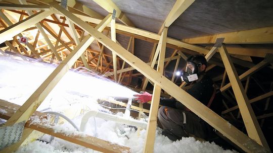 Nowość na rynku budowlanym!  Wełna wdmuchiwana – łatwa i natychmiastowa termoizolacja