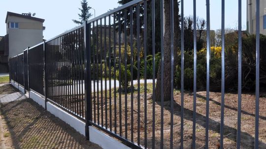 Nowość!  Ogrodzenie szybko i wygodnie – System Uniwersalny firmy Plast-Met Systemy Ogrodzeniowe
