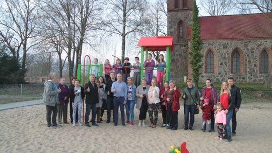 Nowy - funkcjonalny plac zabaw w Miętnie