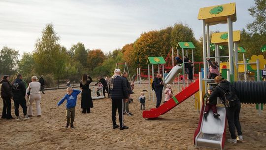 Nowy plac zabaw w Płotach już otwarty. Mieszkańcy Osiedla 700-lecia mają powód do radości