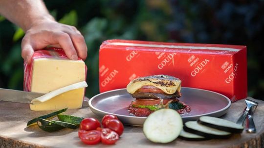 Od mocnych kości po lepszy humor – czy znasz wszystkie korzyści z jedzenia sera żółtego?