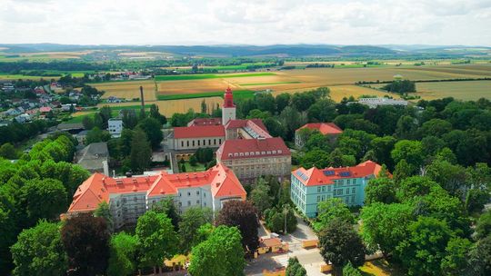 Od ponad wieku niesie pomoc. Dziś sam doczekał się pomocy. Trwa renowacja zabytkowego pawilonu szpitala w Branicach