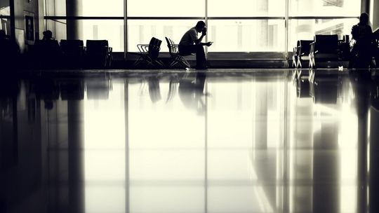 Odwołany lub opóźniony lot z powodu złej pogody. Jakie prawa mają pasażerowie? 