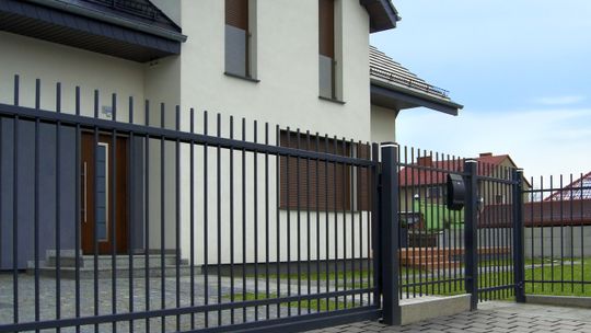 Ogród przyjazny dzieciom - 5 najważniejszych zasad bezpiecznej posesji