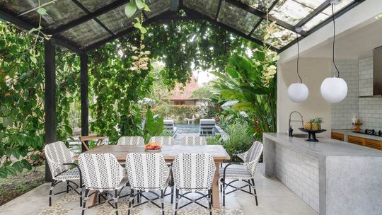 Ogród w pełnym blasku – jak zaprojektować oświetlenie zewnętrzne?