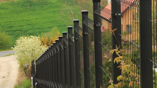 Ogrodzenie na pochyłym terenie – jest na to sposób!