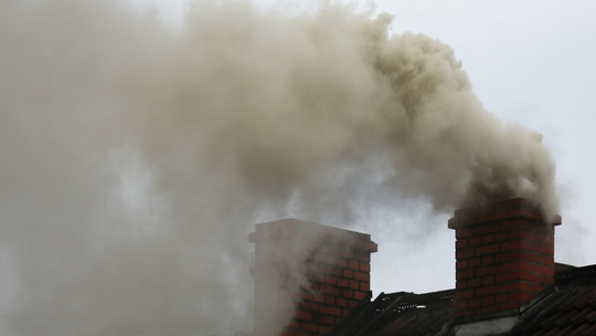 Ogrzewanie gospodarstw domowych a jakość powietrza – jak zmniejszyć smog w sezonie grzewczym?