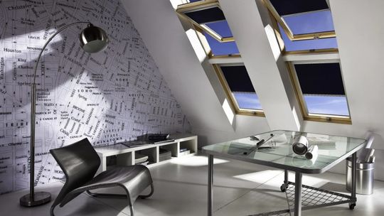 Okna na poddaszu i o nieregularnych kształtach - jakie osłony wybrać?