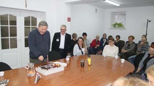 Okolicznościowy tort i życzenia – minął rok pracy burmistrza Radosława Mackiewicza