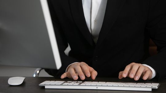 OLX Praca pomaga kandydatom znaleźć pracę i udostępnia nowe narzędzia AI zwiększające szanse na zatrudnienie