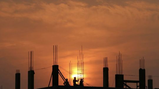 Ostatni kwartał 2025 w branży budowlanej:  trendy i przewidywania w sektorze domów i mieszkań