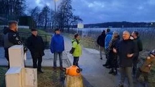 Oświetlenie na ścieżce wokół jeziora Nowogardzkiego