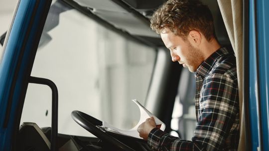 Oszustwa i wyłudzenia w TSL – jak rozpoznać fałszywego kontrahenta?