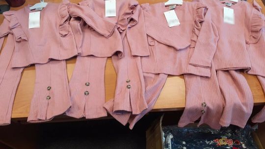 Paczki z podrabianą odzieżą zatrzymane przez KAS