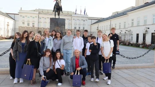 Pałac Prezydencki przekazał popiersie św. Jana Pawła II Szkole Podstawowej w Modlimowie