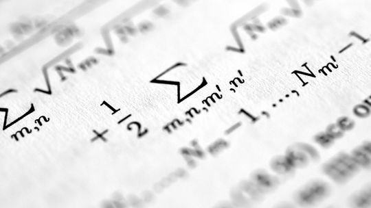 Paradoks hazardzisty: jak porzucić intuicję i typować skutecznie — mediana, model Poissona i kontrolowany yield