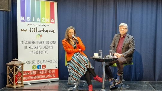 Parlamentarzyści Klaudia Jachira i Artur Łącki w gryfickiej bibliotece