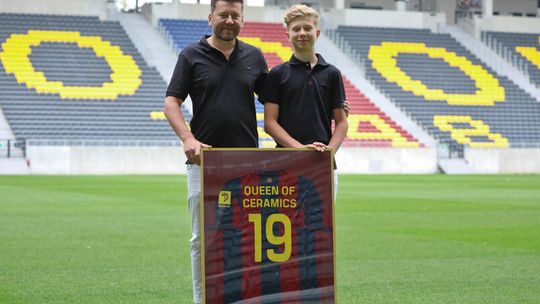 Pędzlem i stemplem malowane Ceramika Bolesławiec w portowej drużynie