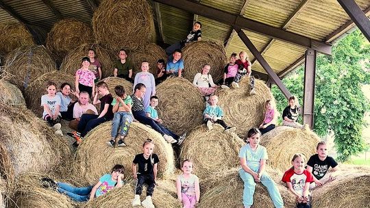 PEŁNA ATRAKCJI WIZYTA UCZNIÓW W GOSPODARSTWIE PANA SŁAWOMIRA MAZURA