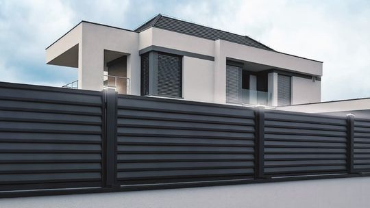 Pełne czy ażurowe – jakie ogrodzenie sprawdzi się najlepiej na twojej dział-ce?