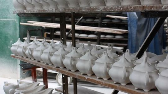 Piękne, ale czy bezpieczne? Eksperci radzą, jak wybierać naczynia, które nie szkodzą zdrowiu