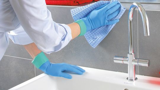 Piękne i zadbane dłonie, czyli dlaczego warto sprzątać w rękawiczkach