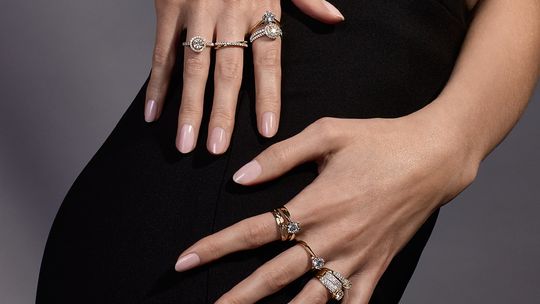 Pierścionki z białego złota - czym się charakteryzują?