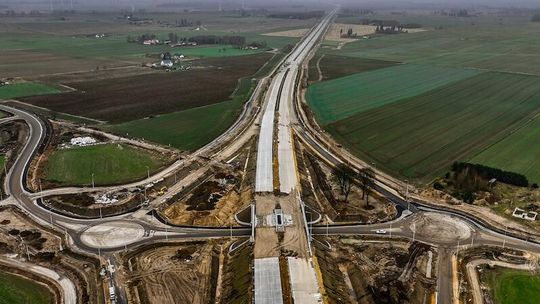 Pierwsza betonowa ekspresówka w północnej Polsce coraz bliżej finiszu. Prace trwają nawet 24 godziny na dobę