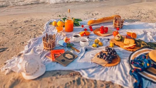 Piknik na plaży zamiast restauracji. Jakie przekąski zabrać ze sobą na wakacyjny wyjazd?