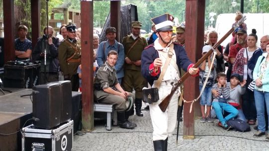 Piknik patriotyczny w Pogorzelicy. Rekonstrukcje, wojskowe pokazy i koncert na Święto Wojska Polskiego