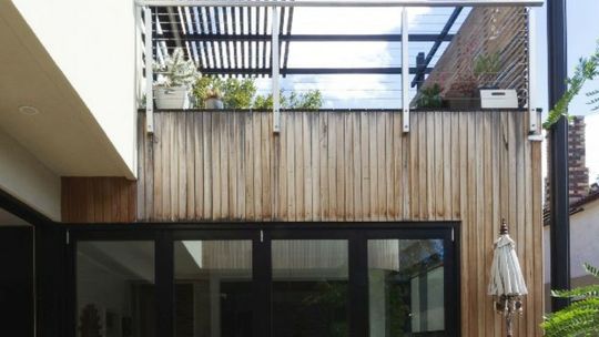 Plamy na drewnianej elewacji – jak się przed nimi ochronić?