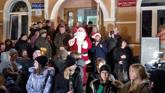 Płoty: Mieszkańcy zachwyceni tegoroczną miejską choinką