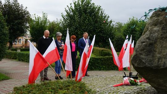 Płoty: Wiązanki kwiatów w 84. rocznicę Wybuchu II Wojny Światowej