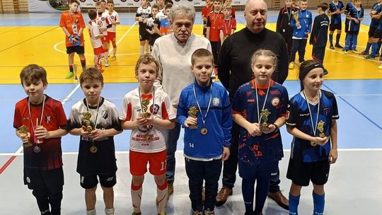 Władysław Klusarczyk, Przewodniczący Rady Miejskiej Marcin Makowiecki oraz najlepsi zawodnicy turnieju.