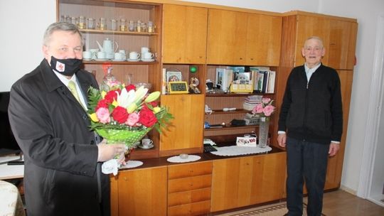 Płoty: W setną rocznicę urodzin kwiaty i upominki od burmistrza