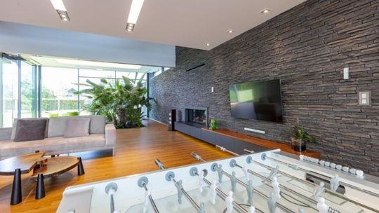 Płytkom dekoracyjnym powiedz TAK,  czyli  jak zaaranżować strefę TV  w salonie?