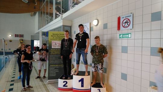 Pływacy z Młodzieżowego Ośrodka Socjoterapii w Waniorowie na podium 