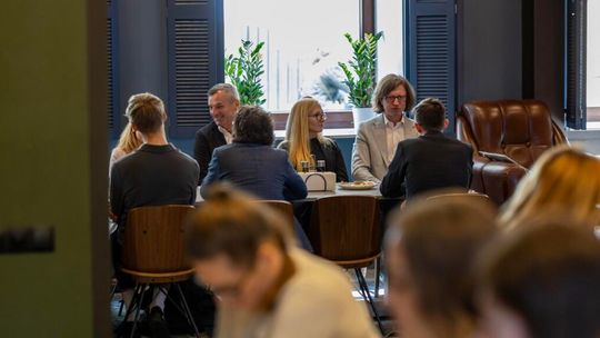 Pod szklanym niebem – jak architektura wpływa na atmosferę wrocławskiej restauracji