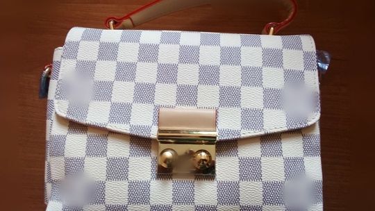 Podrabiane torebki znanych markowych firm w przesyłkach z Chin