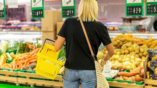 Polacy mogą odczuć ulgę na zakupach. Dynamika wzrostu cen wciąż hamuje, ale eksperci ostrzegają