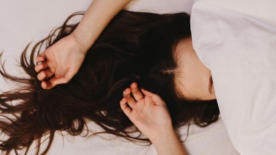 Polacy wciąż mają spory kłopot ze snem. Głównie narzekają na gonitwę myśli i budzenie się w nocy