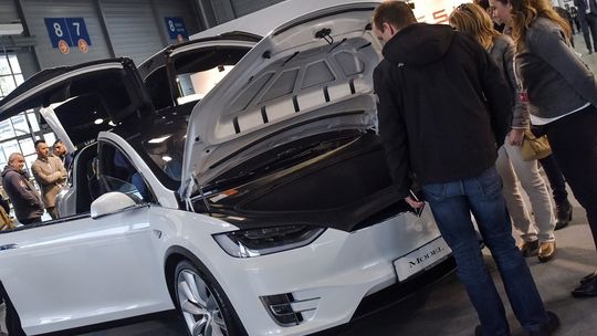 Polacy wracają do salonów samochodowych. Szczególnie marki premium mają się z czego cieszyć