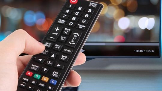 Polacy wyraźnie unikają reklam w telewizji. Ponad 77 proc. sięga w tym czasie po komórkę [BADANIE]