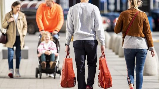 Polacy zmieniają przyzwyczajenia. Obecnie najczęściej oszczędzają na elektronice, meblach i odzieży
