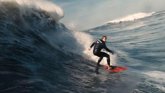 Polak na największych falach świata. 24-latek pokonał ponad 15-metrowego giganta w Nazaré - to kolejny taki wyczyn w jego życiu Polak na największych falach świata. 24-latek pokonał ponad 15-metrowego giganta w Nazaré - to kolejny taki wyczyn w jego życiu